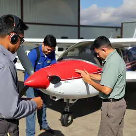 Maricá é a primeira cidade do país a financiar formação de pilotos e mecânicos para jovens